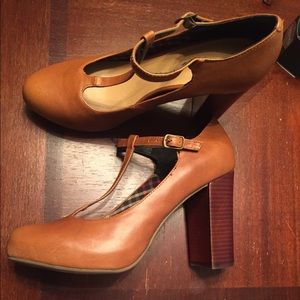 NWOT Size 10 Block Platform T-Strap